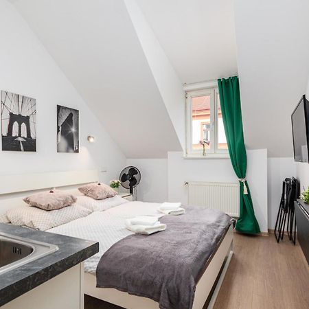 Private Retreat Close To Stations In Praha 3 Exterior foto