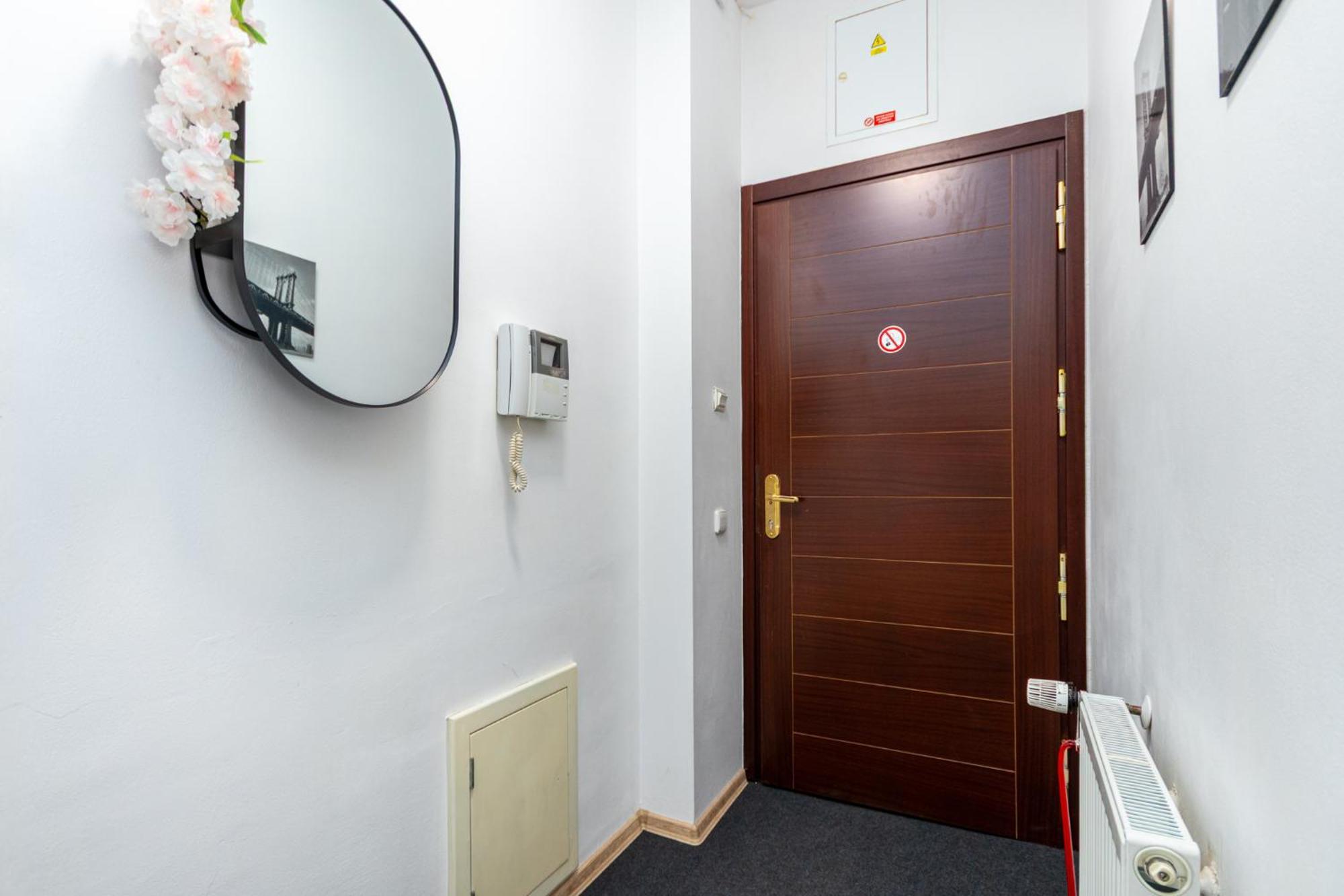Private Retreat Close To Stations In Praha 3 Exterior foto