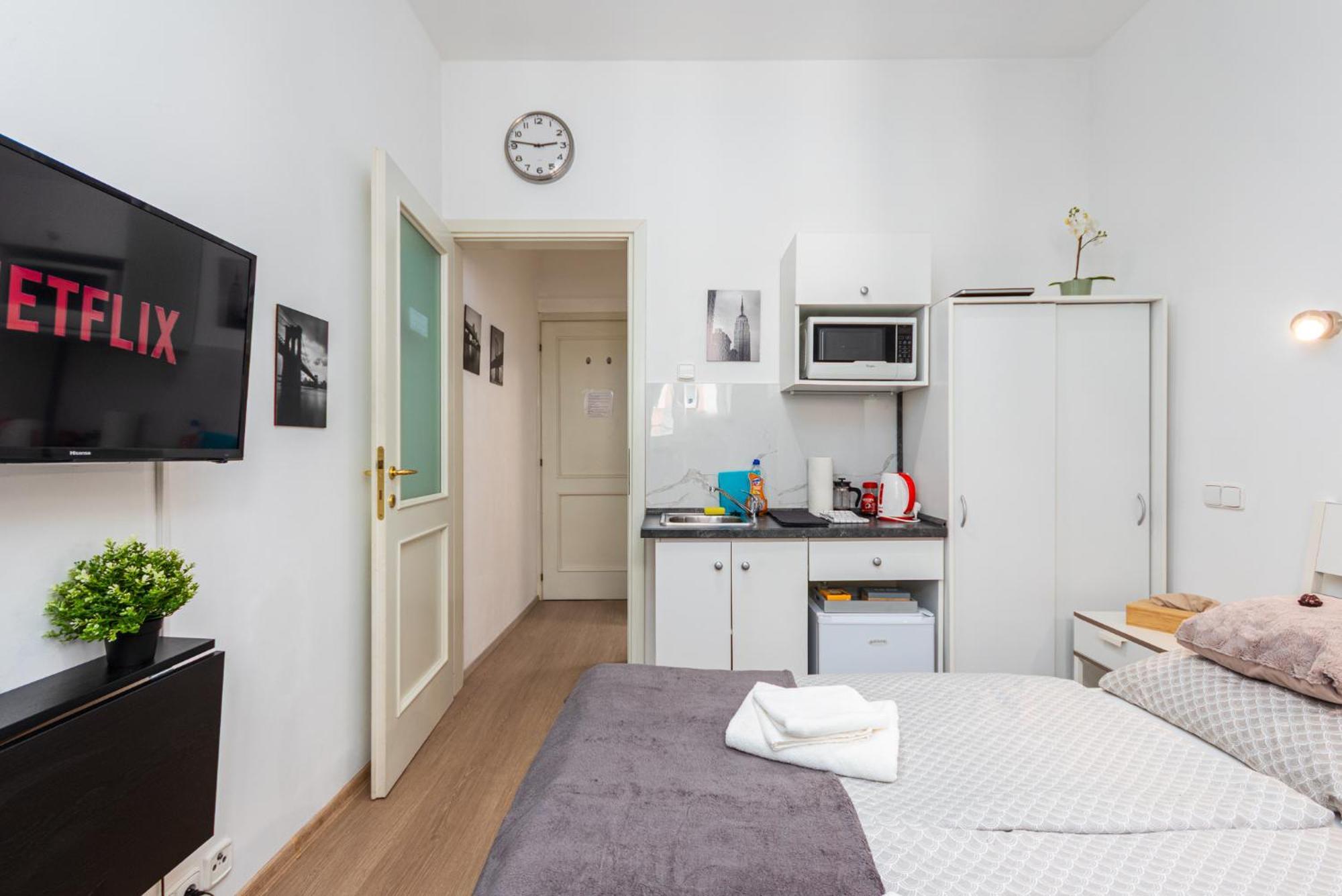 Private Retreat Close To Stations In Praha 3 Exterior foto