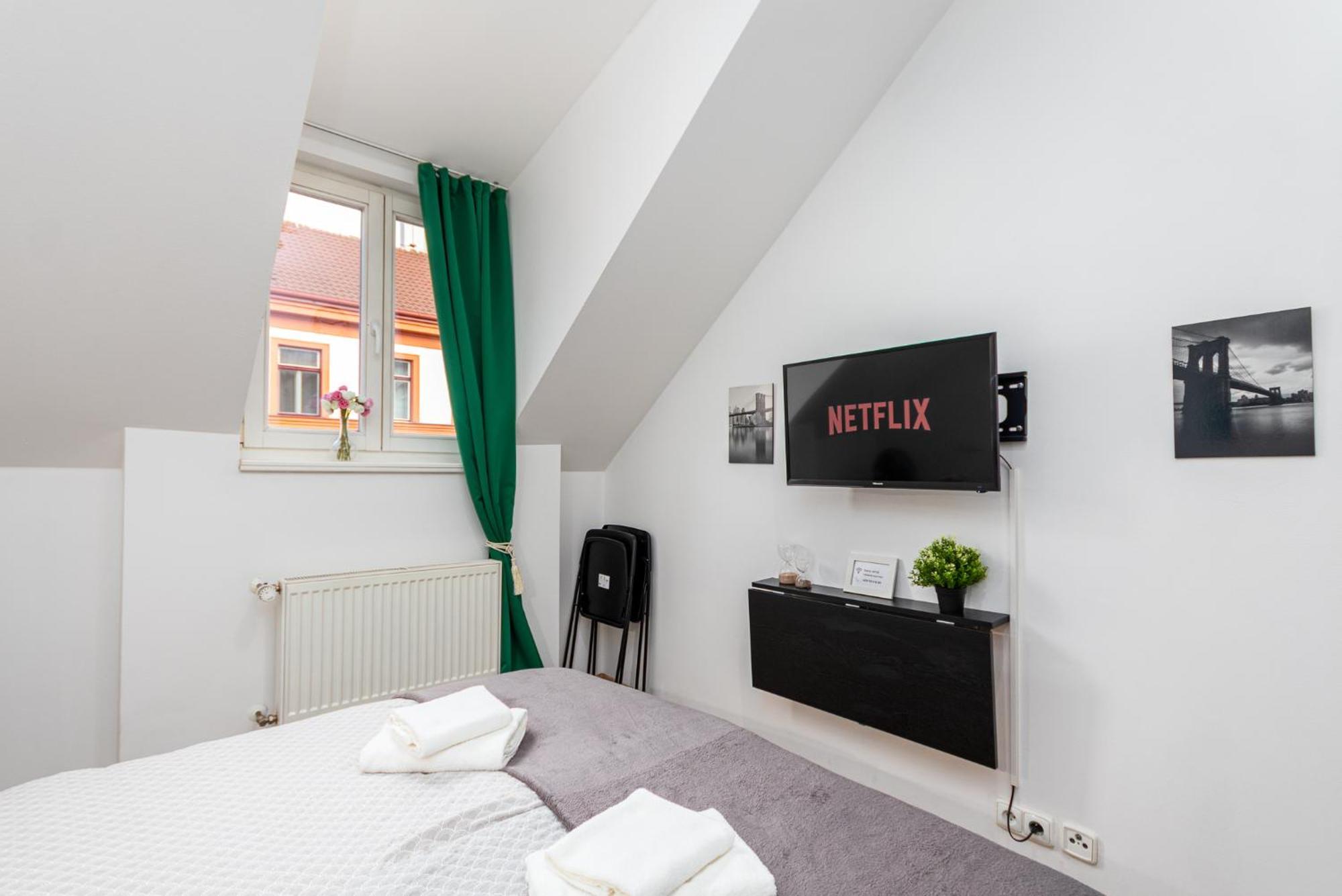 Private Retreat Close To Stations In Praha 3 Exterior foto
